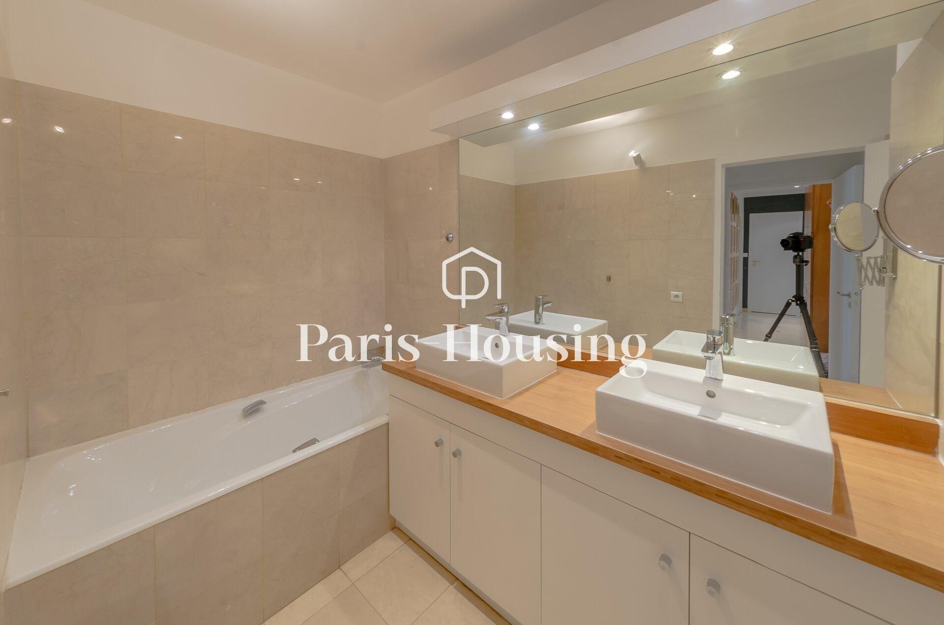 Apartment for rent furnished, Paris 8ème, 3 bedrooms, 136.7m2 - Ref: 200313 - Paris-housing - Image 11