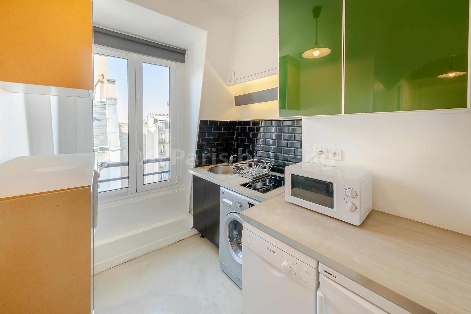 Studio to rent in Paris 75007 €1,000 per month Ref 140931