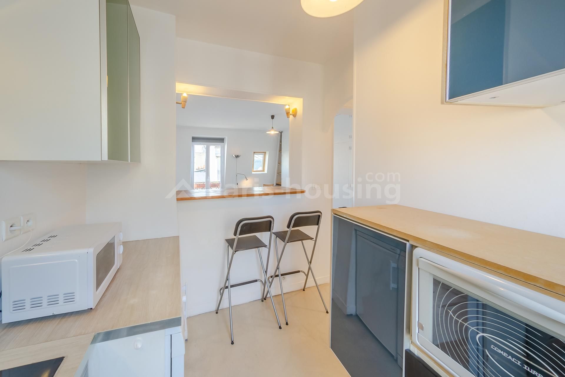 Studio to rent in Paris 75007 €1,000 per month Ref 140931