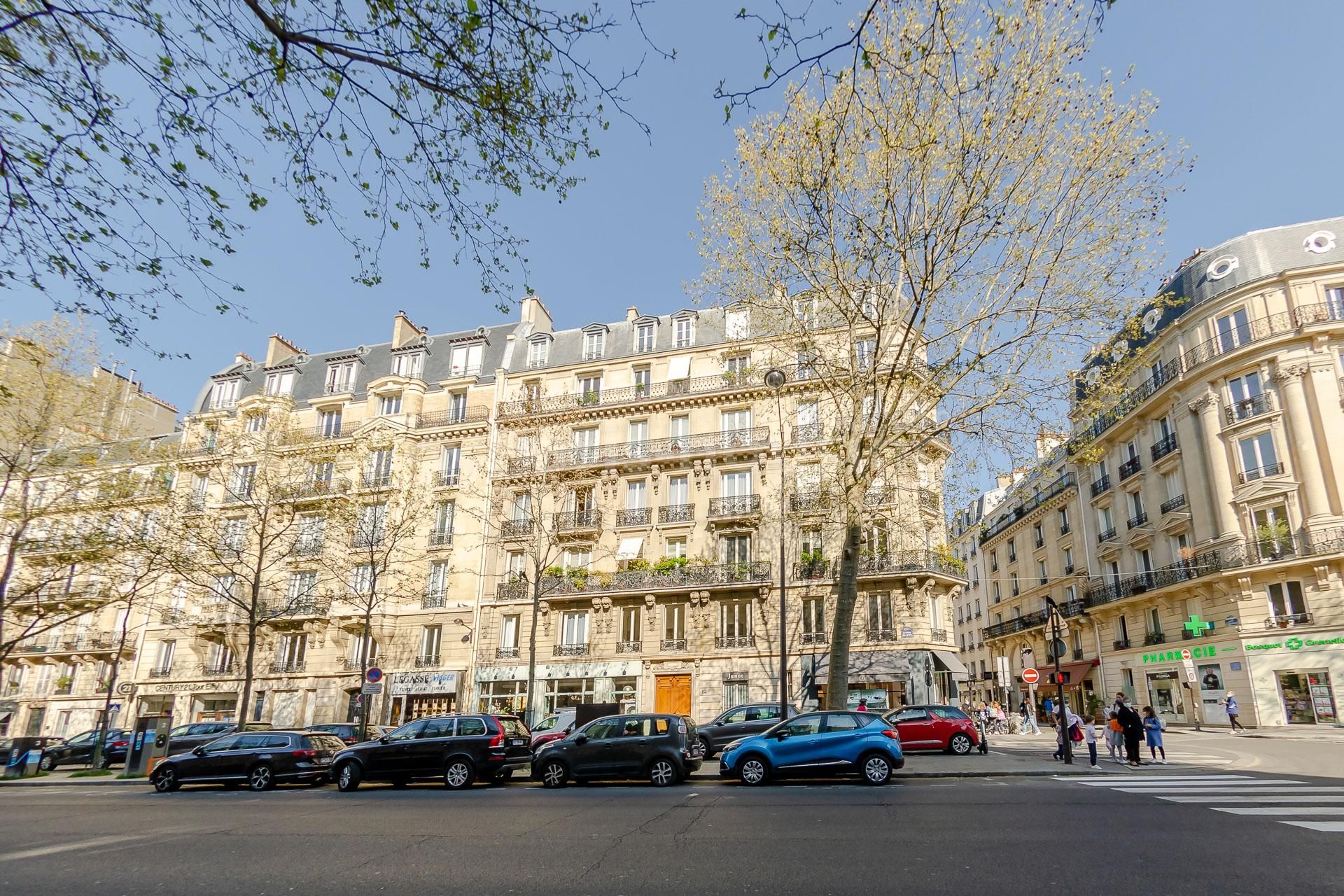 Studio to rent in Paris 75007 €1,000 per month Ref 140931 Studio to rent in Paris 75007 €1,000 per month Ref 140931