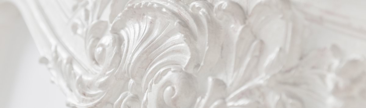 Molding details in a corporate housing apartment with a company lease in Paris.