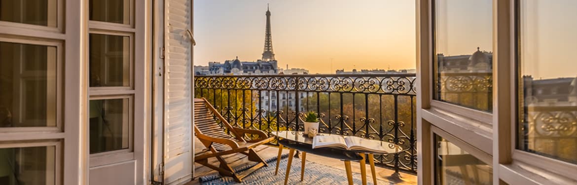 Photo centrale montrant une vue de la Tour Eiffel depuis le balcon d’un appartement. Les deux autres photographies représentent de beaux immeubles parisiens